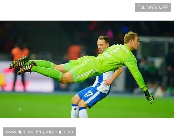 守门员脚下传球训练：后场短传到边翼的节奏被反复校准